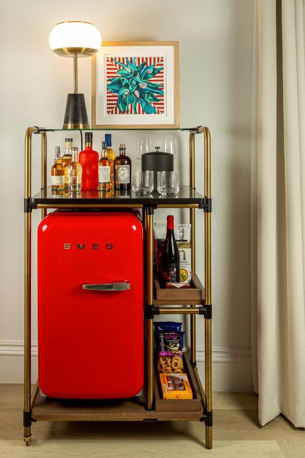 Virgin Hotels EDI Exterior foto A bar cart with a refrigerator