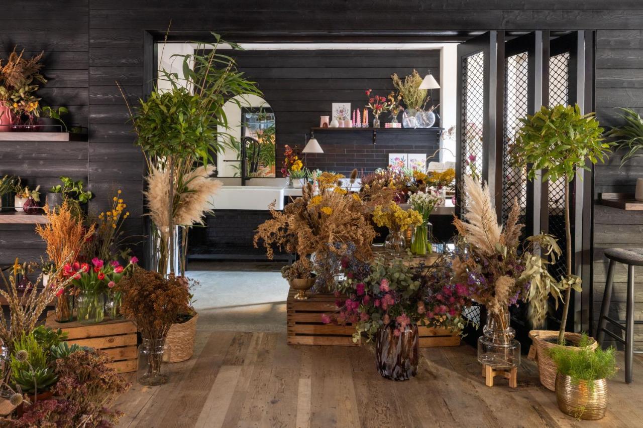 Virgin Hotels EDI Exterior foto Flower arrangement at the Flower Market