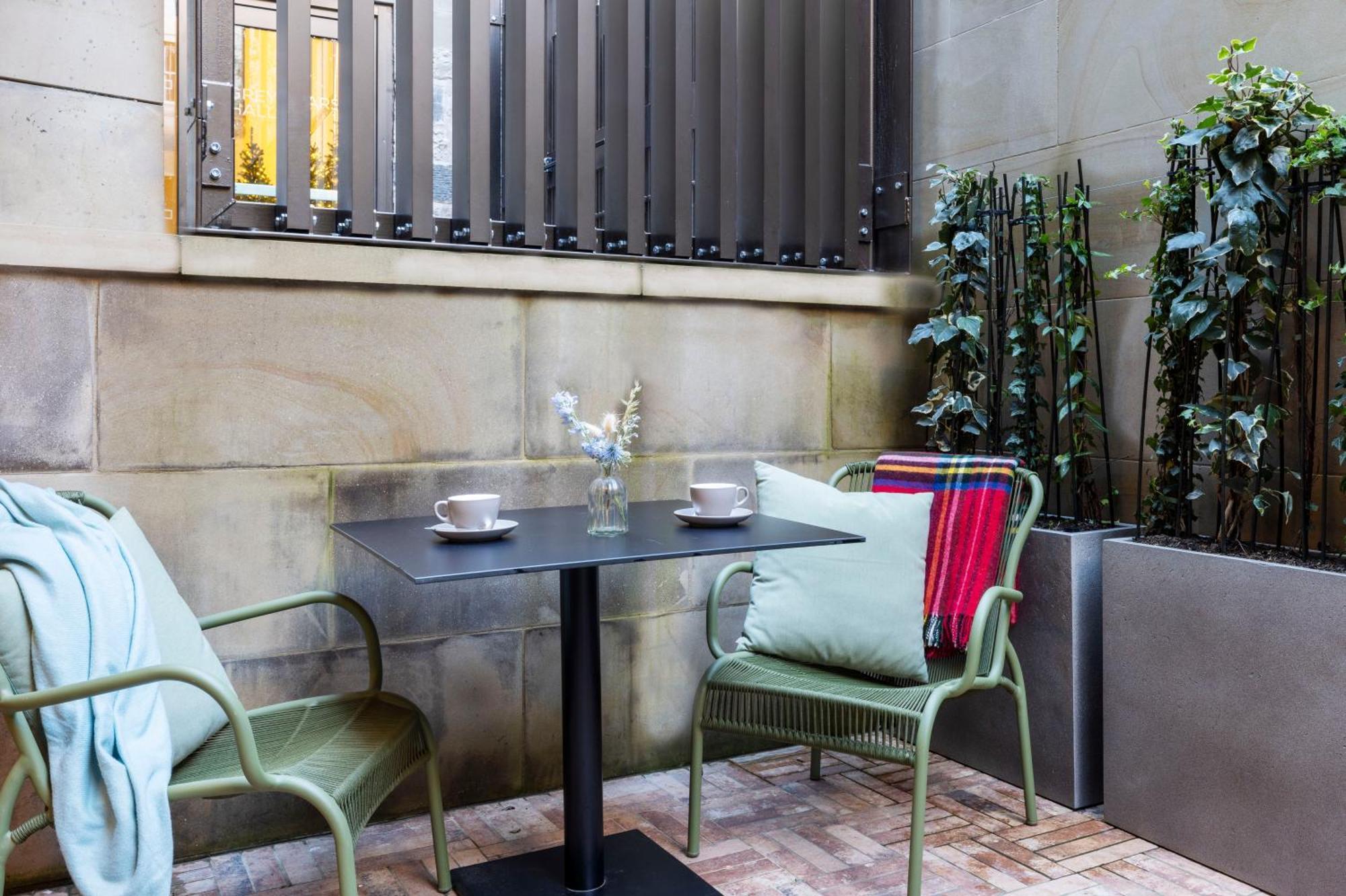 Virgin Hotels EDI Exterior foto The courtyard at the hotel
